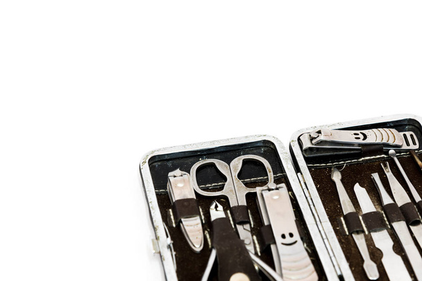 Nahaufnahme-Pediküre-Kit, Nagelschere, professionelle Pflege-Kit, Nagelwerkzeuge mit Reisetasche isoliert auf weißem Hintergrund. - Foto, Bild