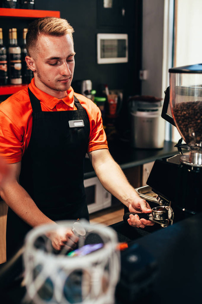 Barista makes delicious coffee in a coffee shop - Foto, Imagen