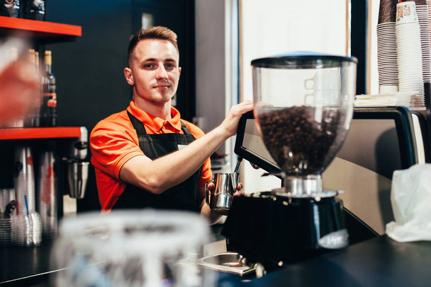 Ο Μπαρίστα φτιάχνει υπέροχο καφέ σε καφετέρια. - Φωτογραφία, εικόνα