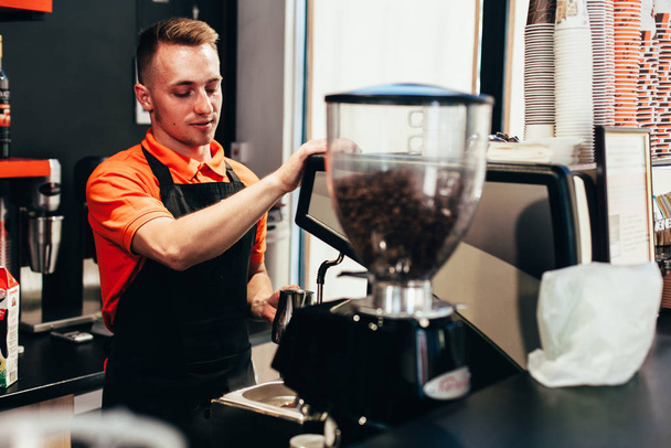 バリスタはコーヒーショップでおいしいコーヒーを作る - 写真・画像