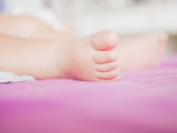 Egy alvó újszülött lába. Egy alvó újszülött lába közelről. Az írás helye. A szöveg elhelyezése. - Fotó, kép