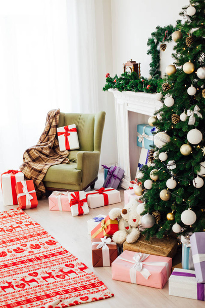 Árbol de Navidad con decoración de regalos para la fiesta de año nuevo habitación interior de invierno
 - Foto, Imagen