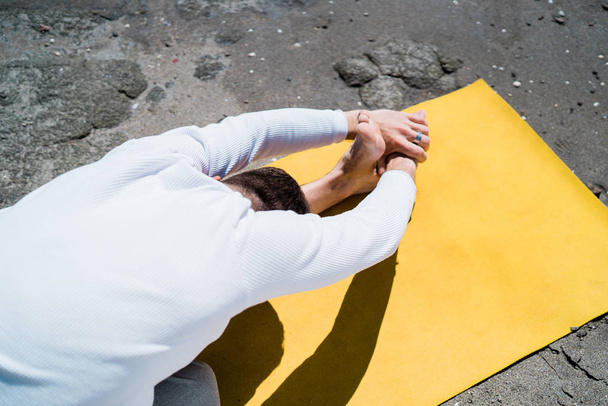 Běloch Muž dělá jógu praxe na přírodní pláži - Fotografie, Obrázek