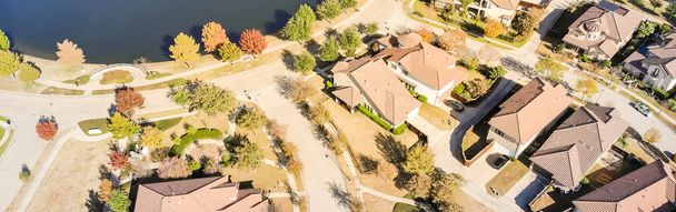 Panorama top view new lakeside development subdivision near Dallas in a sunny fall day with colorful fall leaves. Row of single-family detached homes with wooden fence backyard and well trim landscape - Photo, Image