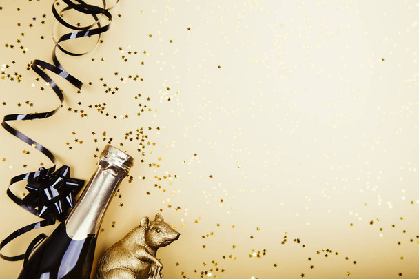 kreative flache Lagekomposition mit Flasche Champagner - Foto, Bild