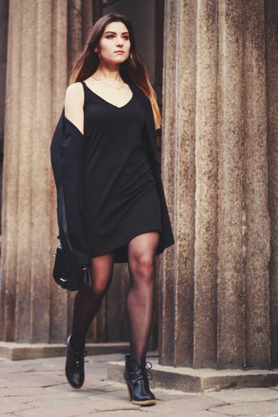 ブラックドレスとロングジャケットのモデル。スタイルだファッショントレンド2020 - 写真・画像