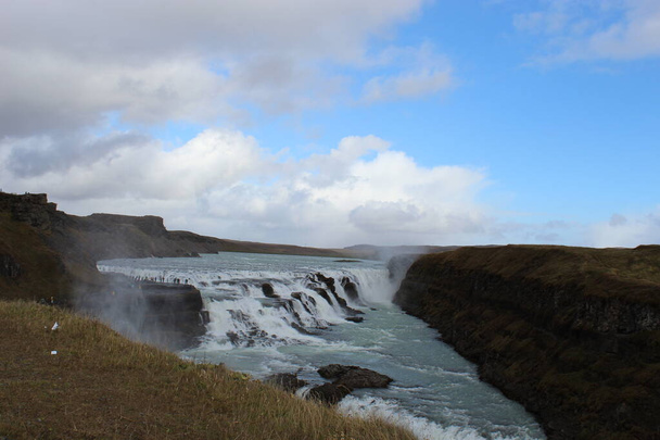 vesiputous Islannissa sateenkaaren kanssa - Valokuva, kuva