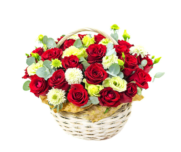 κόκκινα τριαντάφυλλα σε λευκό φόντο σύνθεση κόκκινων τριαντάφυλλων σε καλάθι - Φωτογραφία, εικόνα