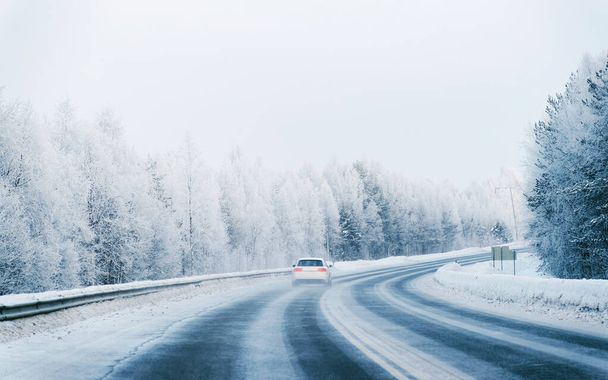 Машина на дорозі в зимовий сніжний період Лапландія - Фото, зображення