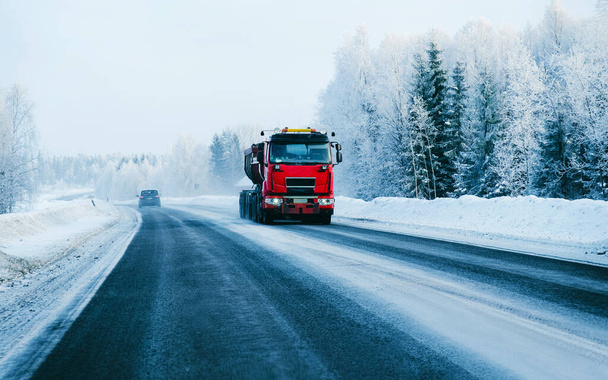 Φορτηγό στο χιονισμένο χειμώνα Road στη Φινλανδία Λαπωνία αντανακλαστικό - Φωτογραφία, εικόνα