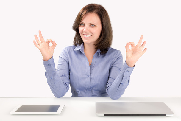 Donna d'affari è seduto di fronte a un computer portatile e un tablet
 - Foto, immagini