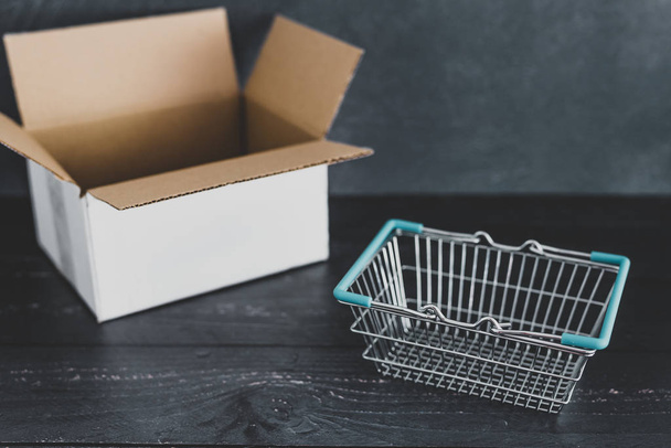 online shopping empty parcel and shopping basket ready to use - Foto, Imagen