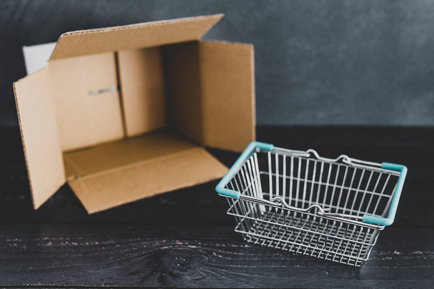 online shopping empty parcel and shopping basket ready to use - 写真・画像