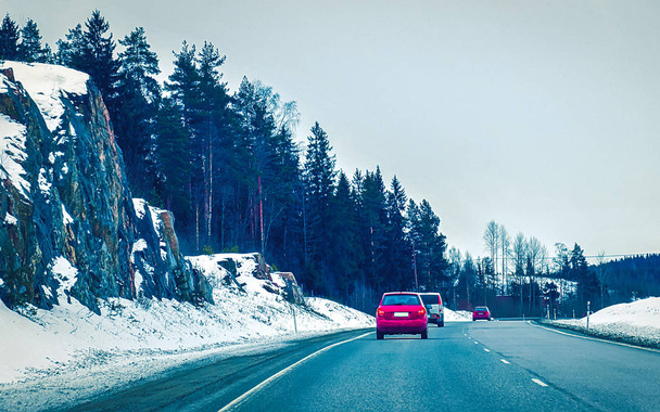 Автомобіль на зимовій дорозі в Рованіємі на Lapland Finalnd reflex - Фото, зображення