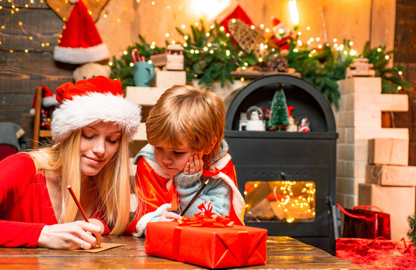 Radost a štěstí. Rodina se baví doma na vánočním stromečku. Máma a dítě si spolu hrají na Štědrý večer. Šťastná rodina. Rodinná dovolená. Matka a malé dítě chlapec rozkošná přátelská rodina baví - Fotografie, Obrázek