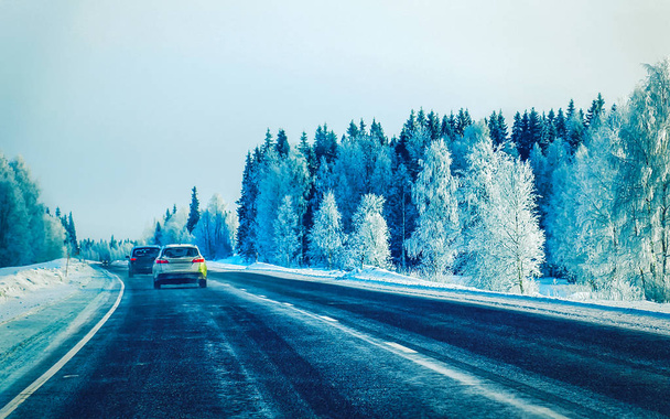 Автомобіль на зимовій дорозі в Рованіємі на Lapland Finalnd reflex - Фото, зображення
