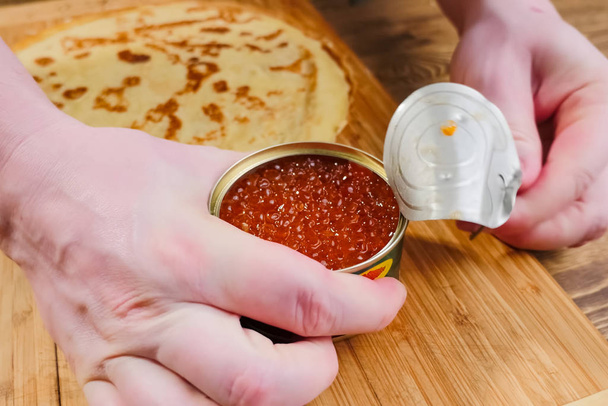 Frasco de apertura de caviar de salmón rojo
. - Foto, Imagen