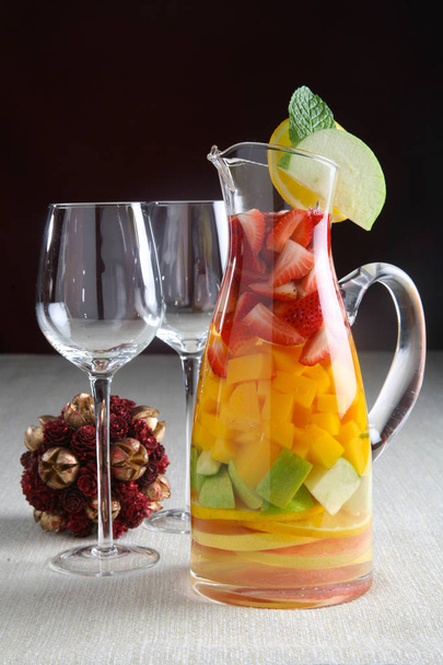 Грудаста з фруктовим салатом і окулярами
 - Фото, зображення