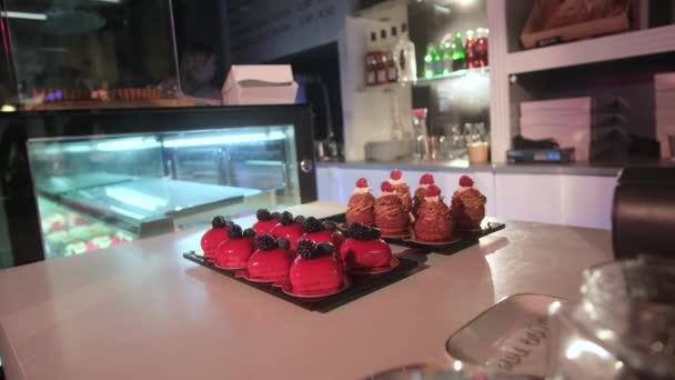 Primer plano de pasteles deliciosos tumbados en el mostrador de la pastelería
 - Imágenes, Vídeo