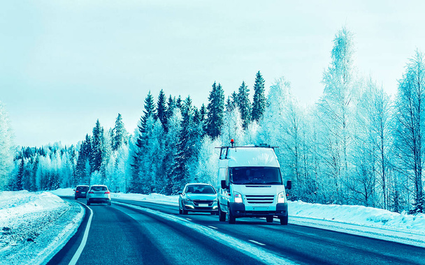 Minivan και αυτοκίνητα στο δρόμο της Φινλανδίας χειμώνα αντανακλαστικό Rovaniemi - Φωτογραφία, εικόνα