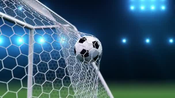 Der Ball flog ins Tor. Fußball biegt das Netz vor dem Hintergrund des blauen Himmels - Filmmaterial, Video