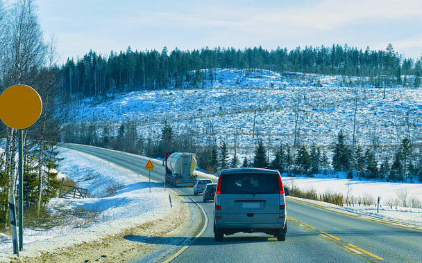 Αυτοκίνητα και φορτηγά στο δρόμο το χειμώνα αντανακλαστικό Ροβανιέμι - Φωτογραφία, εικόνα