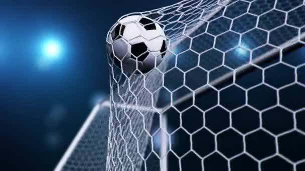Der Ball flog ins Tor. Fußball biegt das Netz vor dem Hintergrund des blauen Himmels - Filmmaterial, Video