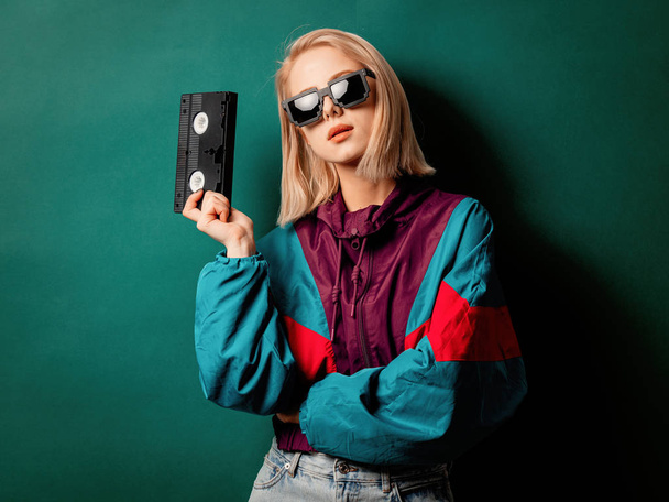 Stijl vrouw in jaren 90 punk kleding met Vhs cassette - Foto, afbeelding