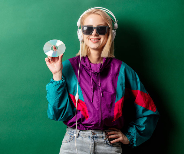 Styl žena v 90s punk oblečení se sluchátky a CD  - Fotografie, Obrázek
