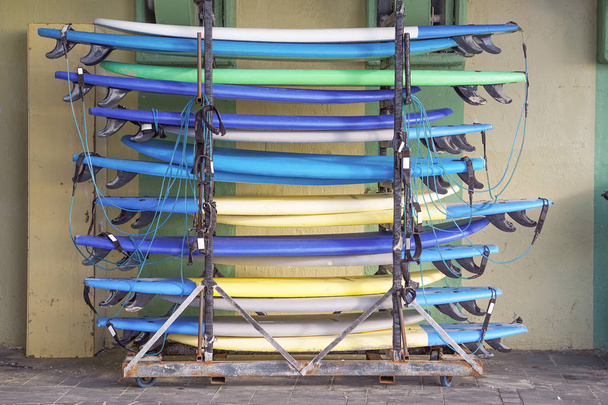 Askıdaki sörf tahtaları. Sörf Sörf Dükkanındaki Sörf Rafı. - Fotoğraf, Görsel