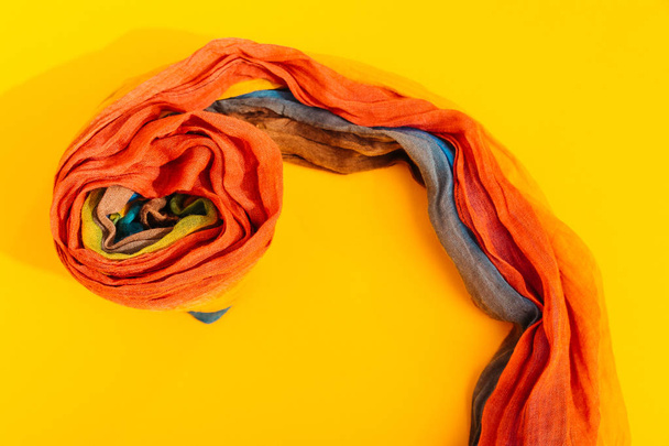licht kleurrijke sjaal - Foto, afbeelding