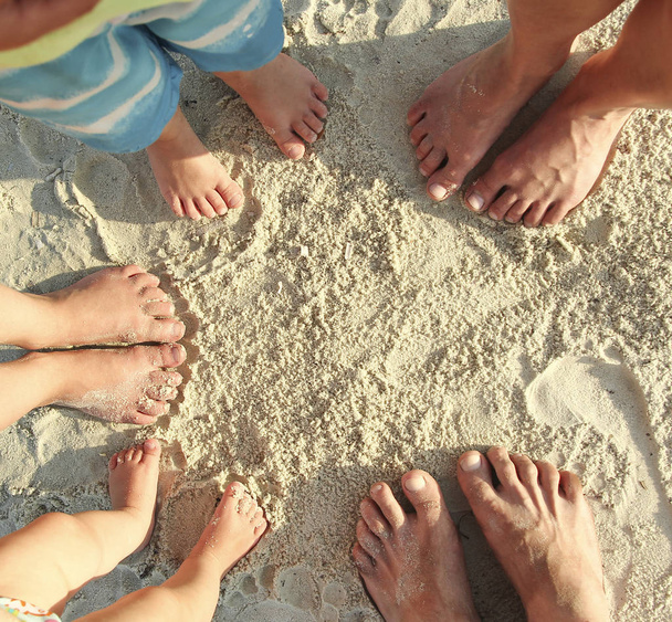 Rodzina stóp na piasku na plaży - Zdjęcie, obraz