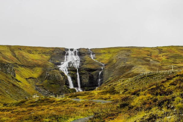 Wodospad we wschodniej Islandii - rjukandafoss - Zdjęcie, obraz