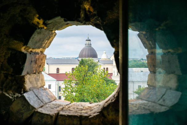Вид из окна Любарского замка с видом на костел святых Петра и Павла или иезуитскую церковь в Луганске, Украина
 - Фото, изображение