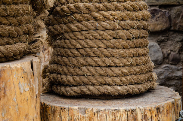  Una grande matassa di corda di canapa su un tronco
. - Foto, immagini