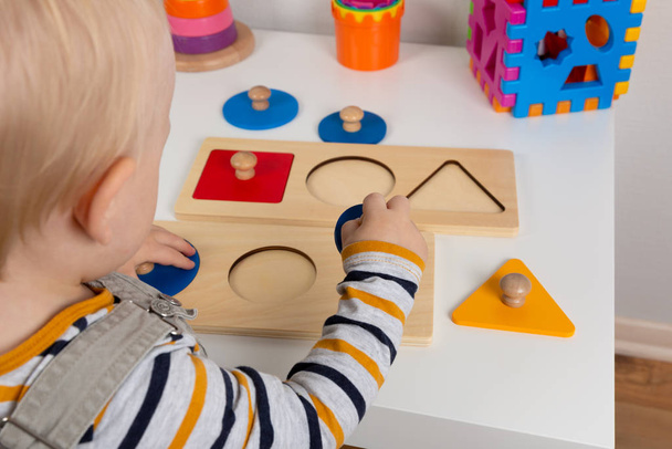 Dítě pracuje s materiálem Montessori pro jemné motorické dovednosti, sens - Fotografie, Obrázek