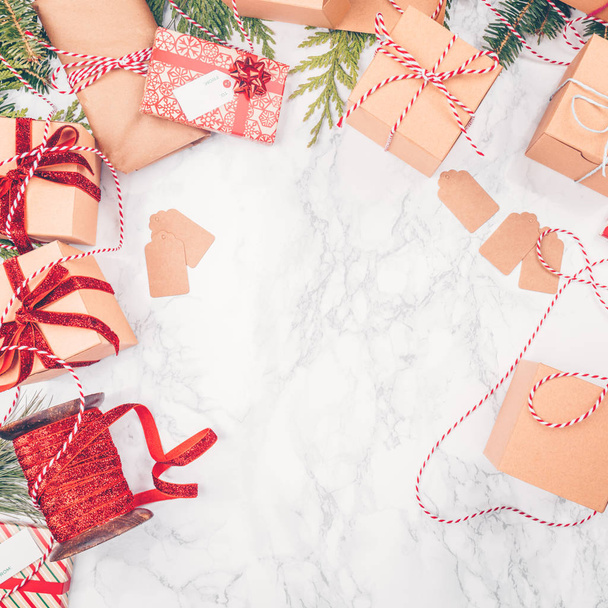 Kerstcadeaus en linten op witte marmeren achtergrond - Foto, afbeelding