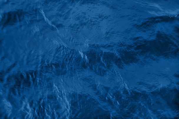 спокойная голубая речная вода
 - Фото, изображение