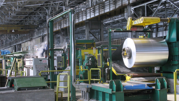 Roll van aluminium draait op machine in winkel op rolling mill - Video