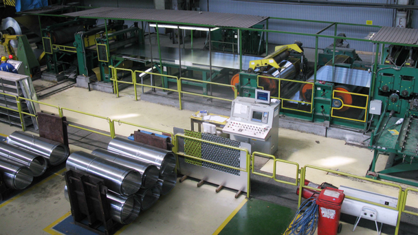 Roll van aluminium draait op machine in workshop over plant - Video