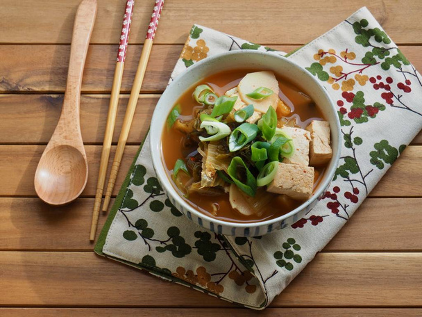 Koreański jedzenie kimchi zupa ziemniaczana tofu - Zdjęcie, obraz