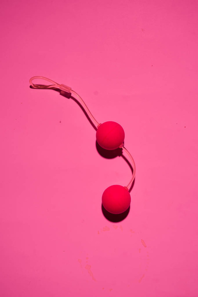 Секс іграшка кегель кульки на рожевому фоні, вид зверху, плоске планування
  - Фото, зображення