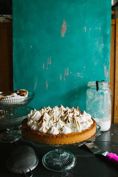 Lemon tart with french meringue caramelized on top - Foto, imagen