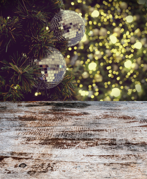 Κενό παλιό ξύλινο τραπέζι μπροστά από τα Χριστούγεννα ή ευτυχισμένο το νέο έτος  - Φωτογραφία, εικόνα
