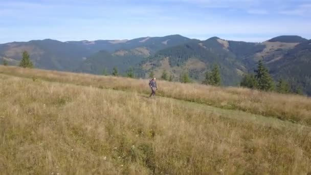 4k .Aerial .Man batohem na hřebeni na podzim Mountain Hill. Fly around, outdoor team - Záběry, video