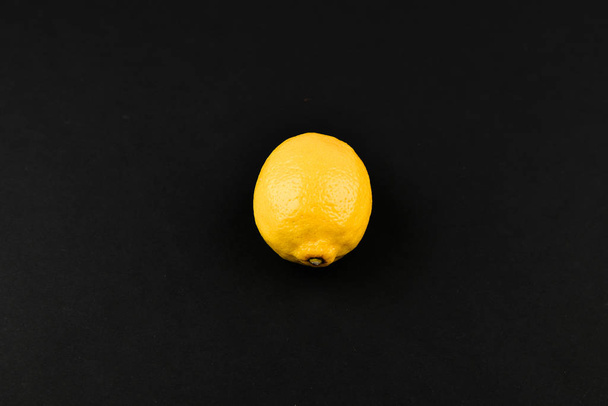 Lemon on a black background. Fresh juicy lemon on a black background. View from above. A place to write. In isolation. Cut out the background. - Fotoğraf, Görsel