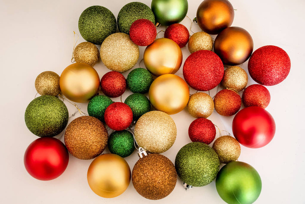 Vánoční míčky cvakají na světlém pozadí. Prázdné místo pro vstup textu - Fotografie, Obrázek