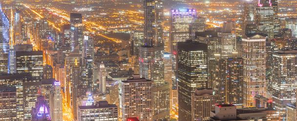 У центрі Чикаго панорама освітлює скілін увечері. Вид з літака красивий Чиказький цитадельний пейзаж з оглядового столу.. - Фото, зображення