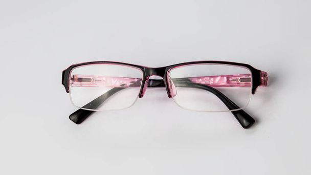 rosafarbene Brille zum Sehen auf hellem Hintergrund. - Foto, Bild