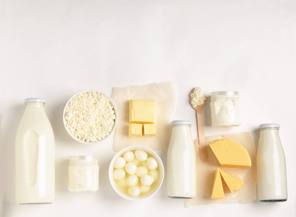 Mleczne i fermentowane mleko fermentowane produkty ekologiczne na białym tle. Mleko kefir jogurt masło asortyment sera. - Zdjęcie, obraz